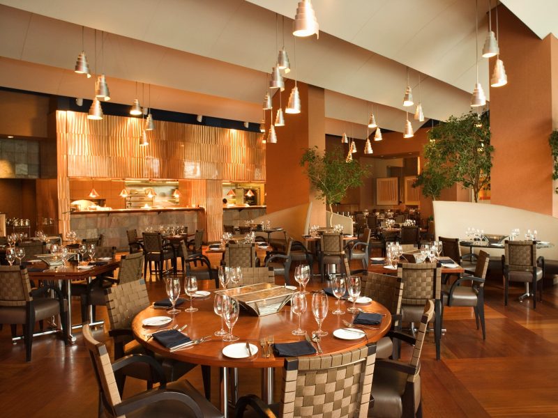 Salón de un restaurante con mesas servidas