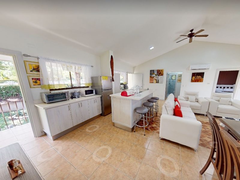 Apartamento amoblado con cocina y sala
