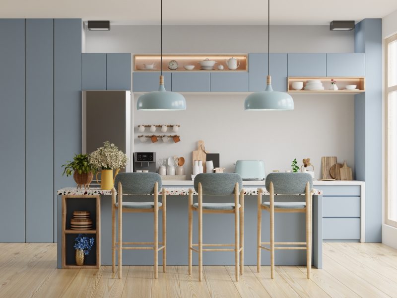 Cocina de una vivienda moderna con isla y taburetes