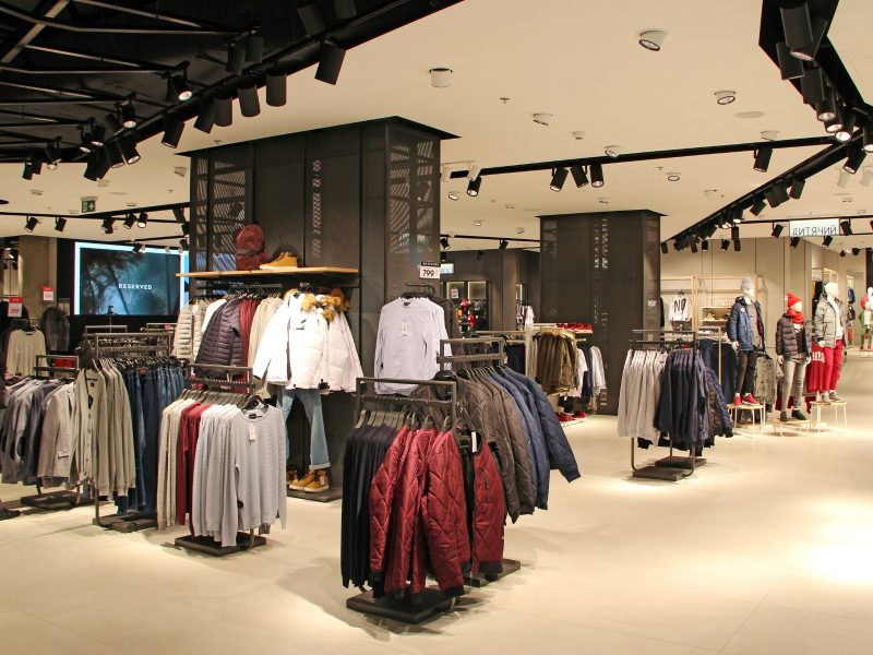 Interior de una tienda de ropa