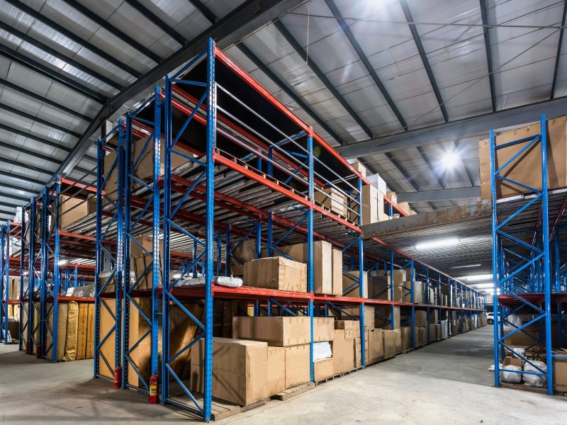 Nave de almacenamiento con estanterías y cajas